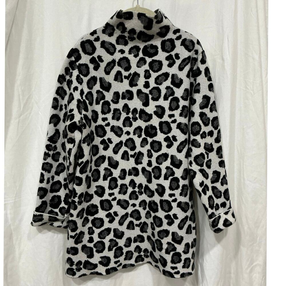 Tahari Snow Leopard Print Mock Neck Size Small Sweater
